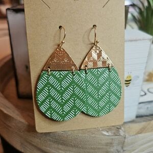 Teardrop earrings - green and gold